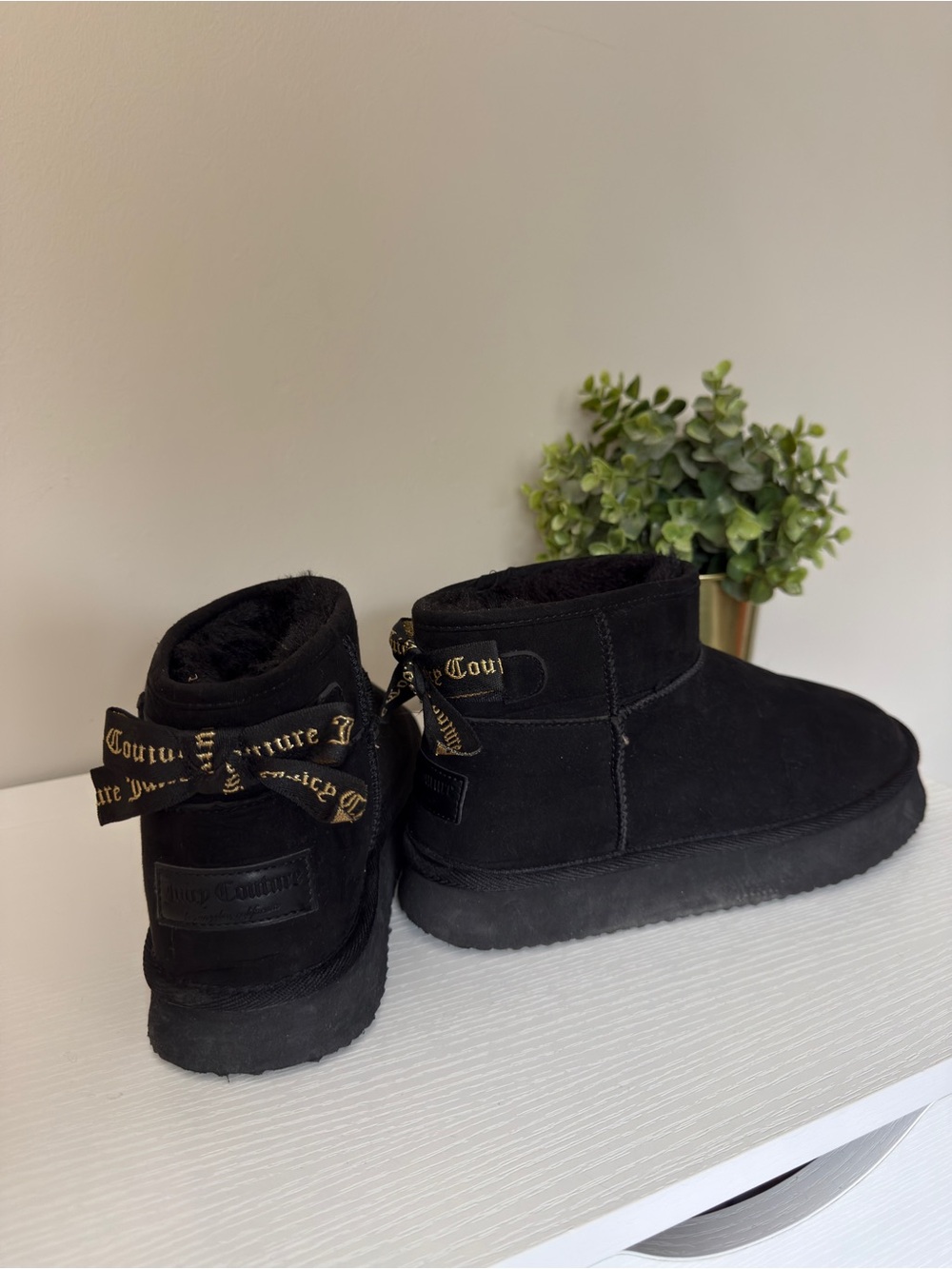 Juicy Couture Black Faux Fur Bow Mini Boots - size US 7